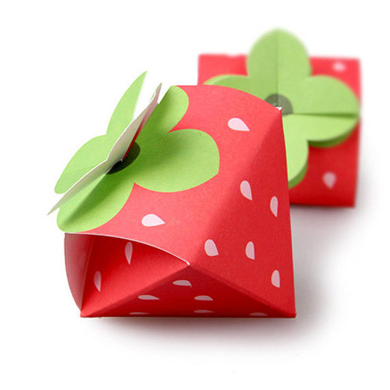 L'imballaggio della scatola di Candy della carta a forma di fragola progetta il logo per il cliente di stampa